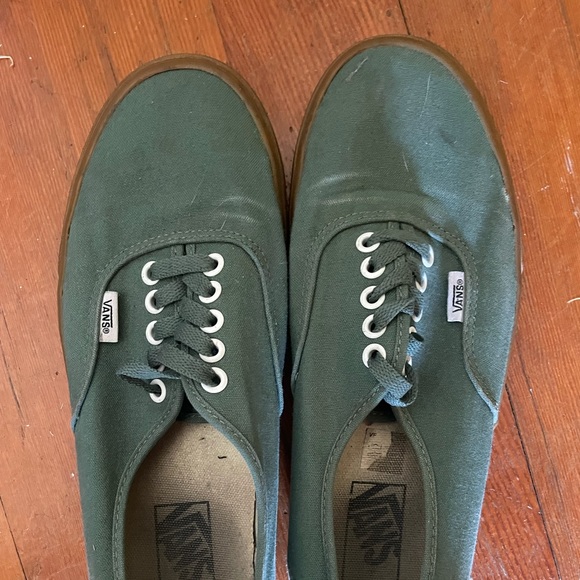 Vans lace up low tops with gum soles - Picture 2 of 4